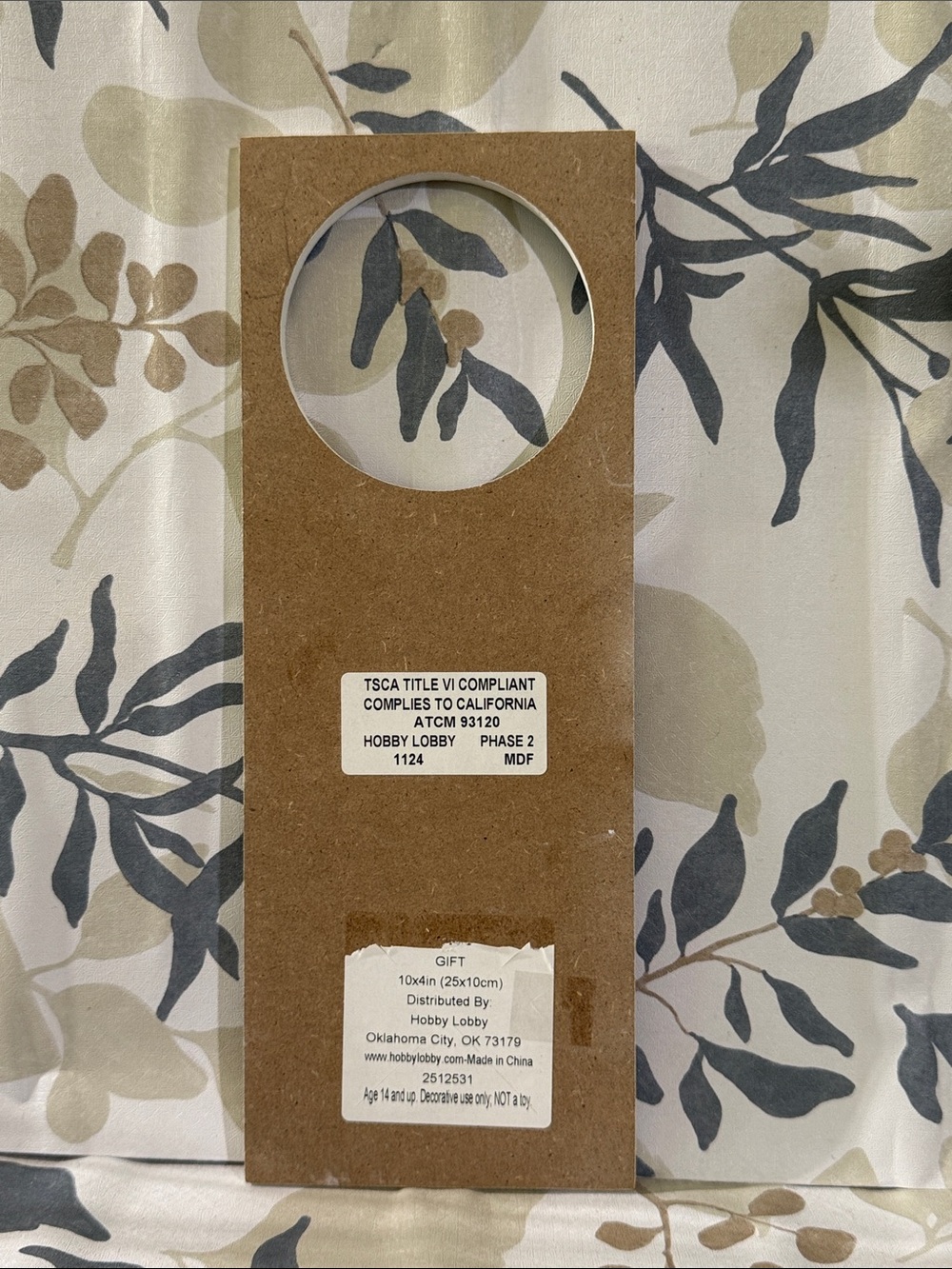 NWT Hobby Lobby White Wooden Door Hanger with Paw Accents - Picture 4 of 5